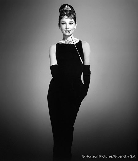 紀梵希為奧黛麗‧赫本在《第凡內早餐》設計的黑色洋裝成為巴黎少女的制服。（天馬行空提供）