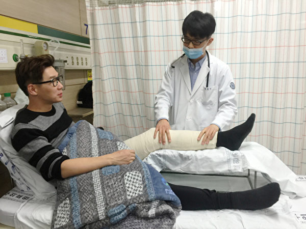 目前,品冠(左)左腿虽然已经用石膏固定,但还是无法站立。(种子音乐提供) 目前,品冠(左)左腿虽然已经用石膏固定,但还是无法站立。(种子音乐提供)
