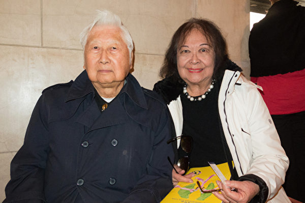 加州大學某校友會主席林陳錦麟女士(Carolyn Gan,右)與95歲高齡的Luther Lee(左)一起觀賞了神韻在舊金山的第二場演出。(馬亮/大紀元) 加州大學某校友會主席林陳錦麟女士(Carolyn Gan,右)與95歲高齡的Luther Lee(左)一起觀賞了神韻在舊金山的第二場演出。(馬亮/大紀元)