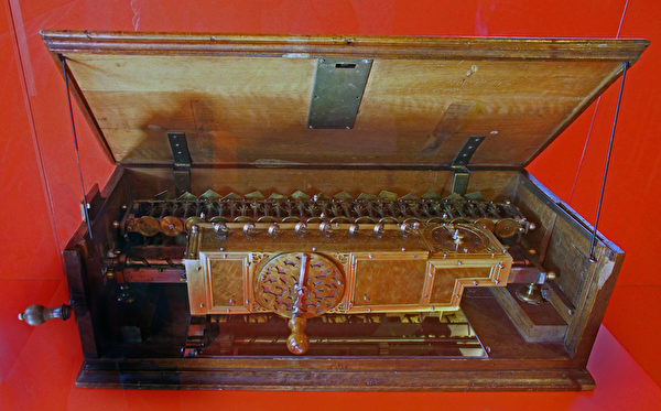 莱布尼兹设计的计算机。由Hajotthu分享, Museum Herrenhauses(维基百科公共领域) 莱布尼兹设计的计算机。由Hajotthu分享, Museum Herrenhauses(维基百科公共领域)