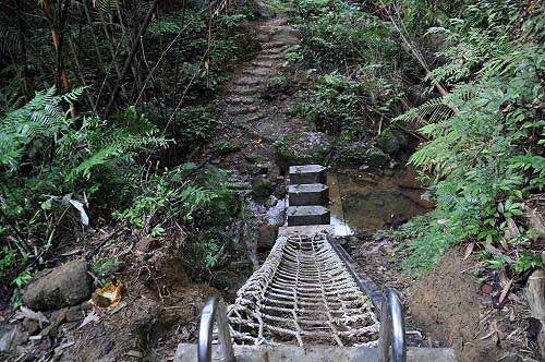 岭脚寮山登山步道越溪处的格网阶梯。(图片提供:tony) 岭脚寮山登山步道越溪处的格网阶梯。(图片提供:tony)