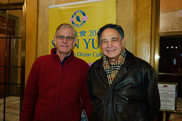 餐館老闆John Adler(左)與醫生朋友Gilbert Pereira觀看了神韻在費城的首演,讚神韻「讓人看得如醉如癡,非常享受!」(新唐人電視台)
餐館老闆John Adler(左)與醫生朋友Gilbert Pereira觀看了神韻在費城的首演,讚神韻「讓人看得如醉如癡,非常享受!」(新唐人電視台)