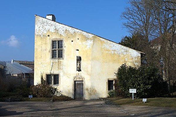 貞德的出生地,現在成了博物館。村莊的教堂就在右邊幾棵樹的後面,當時貞德經常前去進行禱告。(維基百科公共領域) 貞德的出生地,現在成了博物館。村莊的教堂就在右邊幾棵樹的後面,當時貞德經常前去進行禱告。(維基百科公共領域)
