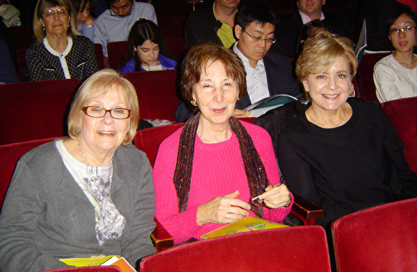 來自費城地區的三位學校主管Vunny Verbit(左一)、Linda Stulz(左二)和Janet Colaianni一同觀看了1月10日神韻在費城的最後一場演出。(良克霖/大紀元) 來自費城地區的三位學校主管Vunny Verbit(左一)、Linda Stulz(左二)和Janet Colaianni一同觀看了1月10日神韻在費城的最後一場演出。(良克霖/大紀元)