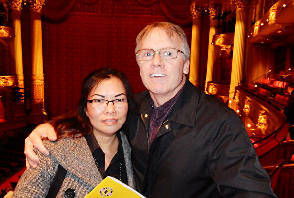 Andy Adamwick攜印尼華裔妻子Titi觀看神韻巡迴藝術團在費城音樂學院劇院演出(肖捷/大紀元) Andy Adamwick攜印尼華裔妻子Titi觀看神韻巡迴藝術團在費城音樂學院劇院演出(肖捷/大紀元)