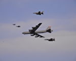 2016年1月10日，美國一架B-52遠程戰略轟炸機，在美軍一架F-16戰機和韓國一架F-15戰機的護送下，飛過首爾以南64公里的烏山空軍基地（距離朝鮮100公里左右），之後返回關島。上週朝鮮聲稱成功進行氫彈試爆，引發國際社會的譴責。(AFP)