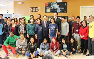 爱心组织冬季捐助节日食品给平穷移民高中