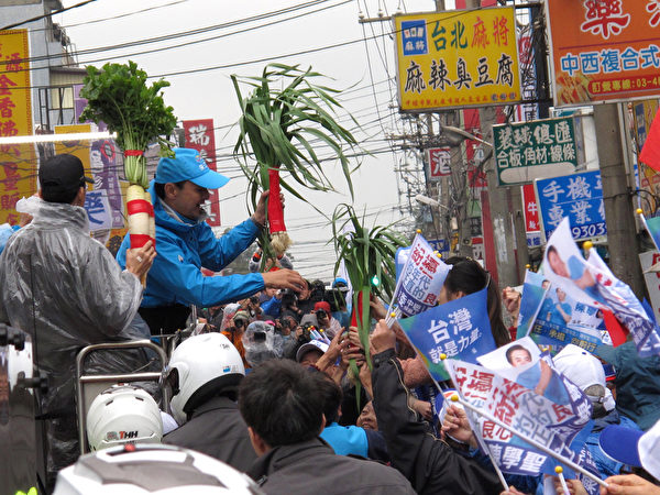 中国国民党总统候选人朱立伦(左2蓝衣)1月13日在桃园车队扫街,民众热情送上菜头、蒜苗、包子等,祝福朱立伦高票当选。(国民党提供) 中国国民党总统候选人朱立伦(左2蓝衣)1月13日在桃园车队扫街,民众热情送上菜头、蒜苗、包子等,祝福朱立伦高票当选。(国民党提供)