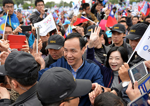 中國維權律師唐荊陵致信台灣總統候選人,盼終有一天,海峽兩岸的人民,可在同一片天空下共嗅自由之花的芳香。(Sam Yeh / AFP ) 中國維權律師唐荊陵致信台灣總統候選人,盼終有一天,海峽兩岸的人民,可在同一片天空下共嗅自由之花的芳香。(Sam Yeh / AFP )