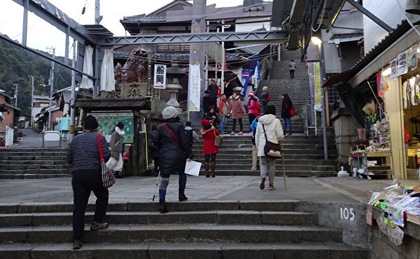 105阶 右侧是商店,在开始爬阶初期,两侧或单侧仍然有一些商店。(王知涵/大纪元) 105阶 右侧是商店,在开始爬阶初期,两侧或单侧仍然有一些商店。(王知涵/大纪元)
