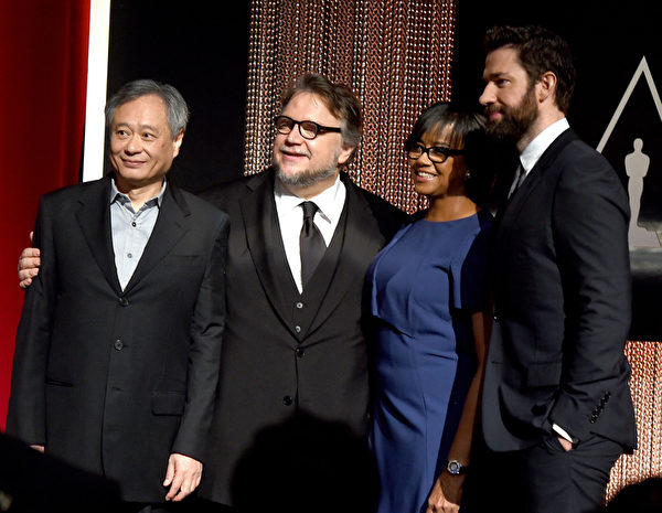 (左起)著名華人導演李安與墨西哥導演吉列莫‧德爾托罗(Guillermo Del Toro)、美國影藝學院主席謝麗爾‧布恩、演員約翰‧克拉辛斯基(John Krasinski)合影於記者會。(Kevin Winter/Getty Images) (左起)著名華人導演李安與墨西哥導演吉列莫‧德爾托罗(Guillermo Del Toro)、美國影藝學院主席謝麗爾‧布恩、演員約翰‧克拉辛斯基(John Krasinski)合影於記者會。(Kevin Winter/Getty Images)