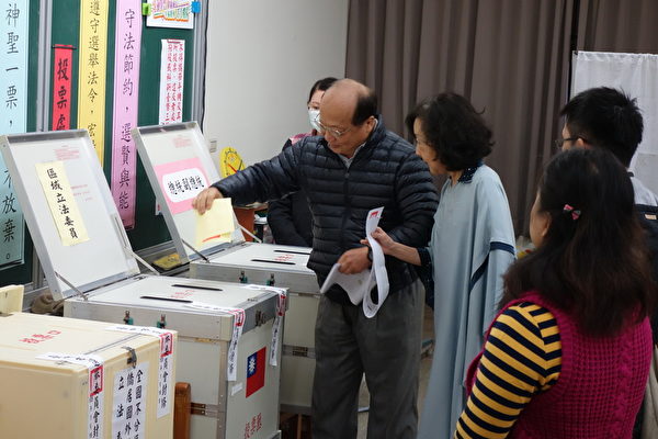 国民党全国竞选总部主委胡志强一早偕同夫人邵晓铃投票。(黄玉燕/大纪元) 国民党全国竞选总部主委胡志强一早偕同夫人邵晓铃投票。(黄玉燕/大纪元)