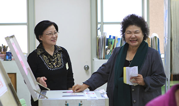 16日,高雄市長陳菊前往鼓山區明誠中學國小部投下「神聖三票」,神情顯得輕鬆。(丘普林/大紀元) 16日,高雄市長陳菊前往鼓山區明誠中學國小部投下「神聖三票」,神情顯得輕鬆。(丘普林/大紀元)