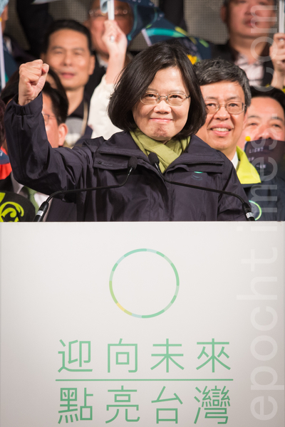 民进党总统候选人蔡英文(前)以大幅领先票数高票当选,成为2016中华民国第一位女性总统。(陈柏州/大纪元) 民进党总统候选人蔡英文(前)以大幅领先票数高票当选,成为2016中华民国第一位女性总统。(陈柏州/大纪元)