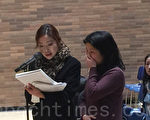 福建女江金珠（右）在聽證會上說到自己的受害經歷時泣不成聲，左為王君宇律師。（施萍／大紀元）