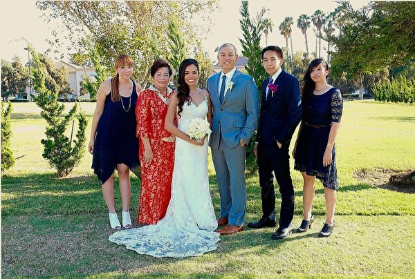 周美麗與她的孩子們在大兒子的婚禮上。周美麗含辛茹苦拉扯大的四個孩子,如今都各自很有成就。(周美麗提供) 周美麗與她的孩子們在大兒子的婚禮上。周美麗含辛茹苦拉扯大的四個孩子,如今都各自很有成就。(周美麗提供)