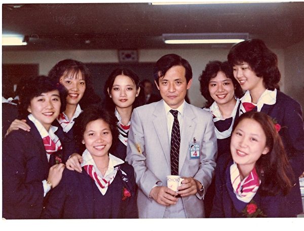 周美麗(前排左二)與機組人員(周美麗提供) 周美麗(前排左二)與機組人員(周美麗提供)
