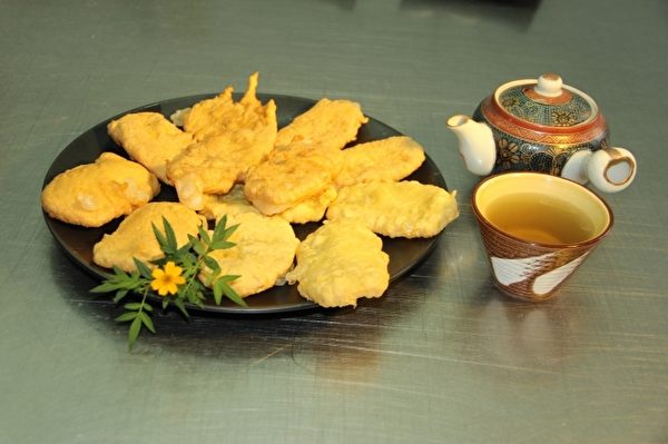 炸桂花年糕。(謝月琴/大紀元) 炸桂花年糕。(謝月琴/大紀元)