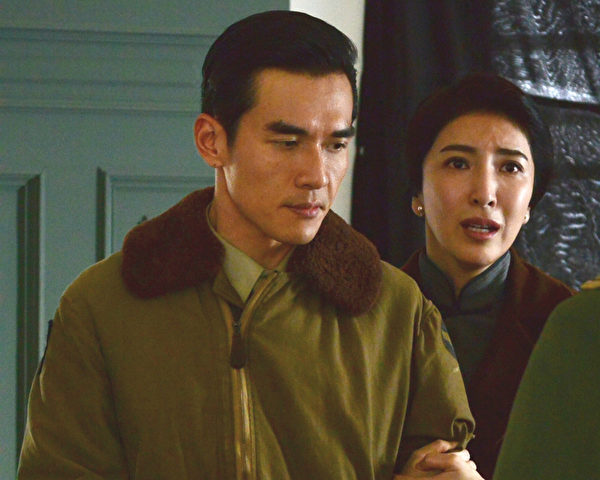《一把青》剧照,杨谨华(右)演活了师娘秦芊仪,与老公江伟成(杨一展饰)的情感与现实拉距戏,备受网友注目。(公视提供) 《一把青》剧照,杨谨华(右)演活了师娘秦芊仪,与老公江伟成(杨一展饰)的情感与现实拉距戏,备受网友注目。(公视提供)