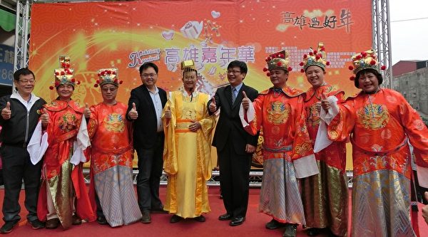 高雄八大商圈於20日在三鳳中街舉行開賣儀式,歡迎大家到高雄過好年。(高雄市經發局提供) 高雄八大商圈於20日在三鳳中街舉行開賣儀式,歡迎大家到高雄過好年。(高雄市經發局提供)