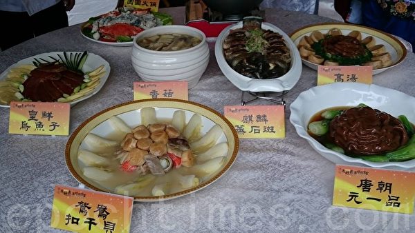 高雄地區盛具知名度「阿淵師」黃清淵師傅利用三鳳中街食材設計出一系列的「台灣風味年菜」。(方金媛/大紀元) 高雄地區盛具知名度「阿淵師」黃清淵師傅利用三鳳中街食材設計出一系列的「台灣風味年菜」。(方金媛/大紀元)