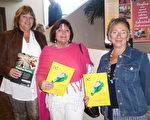 退休老闆Suzy Hofstetter(右)和兒童書籍作家Cindy Fanney(中)與退休地產經紀人Ronda Dykal(左),1月20日下午在美國佛州墨爾本的國王劇院(King Center For The Performing Arts)觀看了神韻國際藝術團的精彩演出。(袁麗/大紀元)