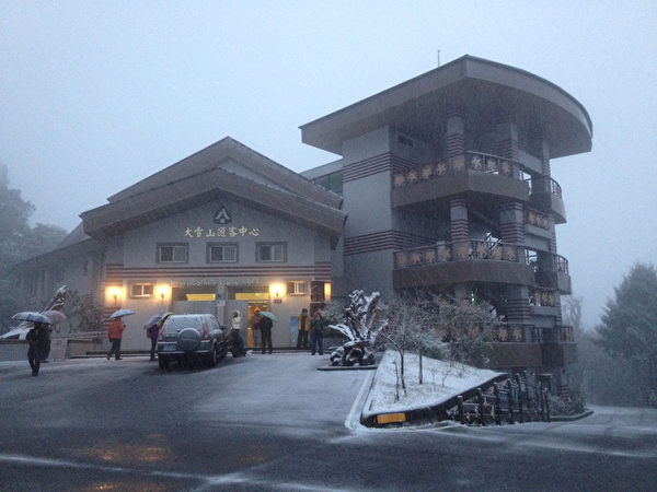 台中市大雪山林道49公里处,24日凌晨开始下雪,变成银白色世界,宛如童话故事般情境。(东势林管处提供) 台中市大雪山林道49公里处,24日凌晨开始下雪,变成银白色世界,宛如童话故事般情境。(东势林管处提供)