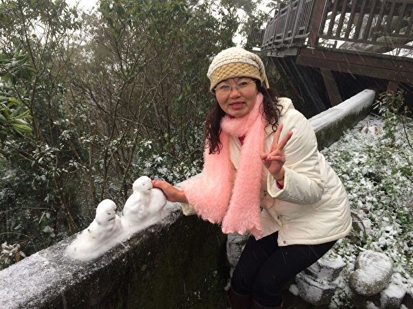 苗栗县大湖乡姜麻园地区,24日凌晨降雪,游客开心地在路旁堆起雪人。(大湖乡民徐源和提供) 苗栗县大湖乡姜麻园地区,24日凌晨降雪,游客开心地在路旁堆起雪人。(大湖乡民徐源和提供)