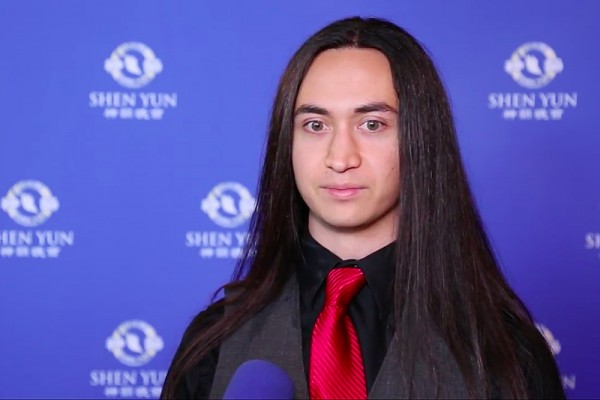 青年吉他手兼作曲家Justin Estocado对中西乐器合璧的神韵乐团印象深刻。(新唐人电视台提供) 青年吉他手兼作曲家Justin Estocado对中西乐器合璧的神韵乐团印象深刻。(新唐人电视台提供)