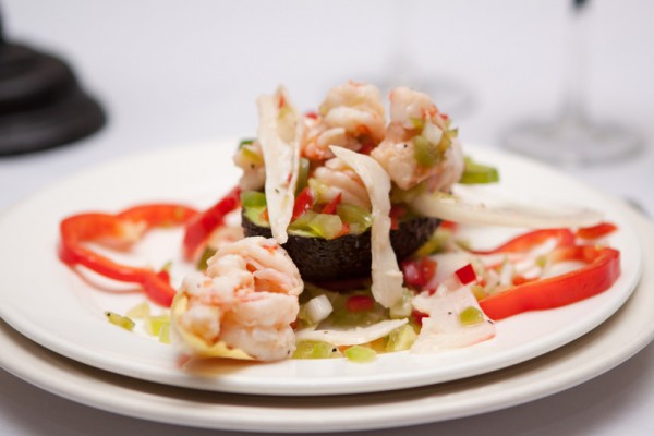 配有牛油果和蝦的開胃菜(Avocado and shrimp appetizer),味道特別鮮美。(大紀元圖片) 配有牛油果和蝦的開胃菜(Avocado and shrimp appetizer),味道特別鮮美。(大紀元圖片)
