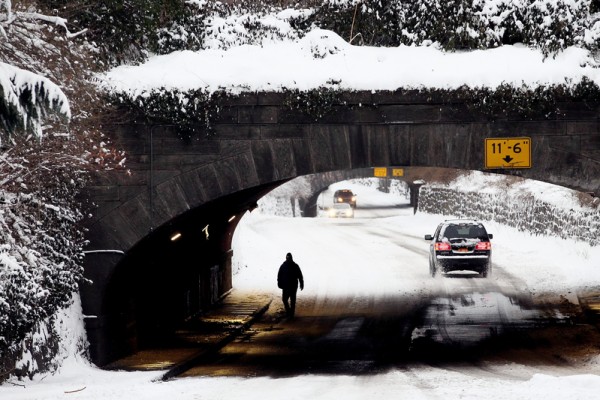 周末的风雪给交通带来了很大影响。(Alex Trautwig/Getty Images) 周末的风雪给交通带来了很大影响。(Alex Trautwig/Getty Images)