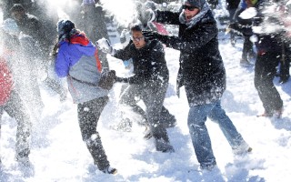 暴風雪過後 數百市民華府打雪仗