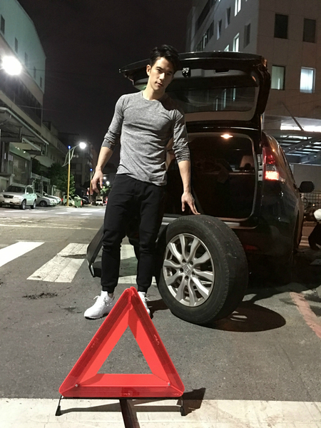 紀言愷說這也是他第一次體驗在路邊換車胎。(天晴音樂提供) 紀言愷說這也是他第一次體驗在路邊換車胎。(天晴音樂提供)