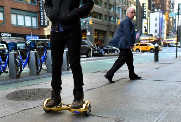 紐約街頭的Hoverboard。(TIMOTHY A. CLARY/AFP/Getty Images) 紐約街頭的Hoverboard。(TIMOTHY A. CLARY/AFP/Getty Images)