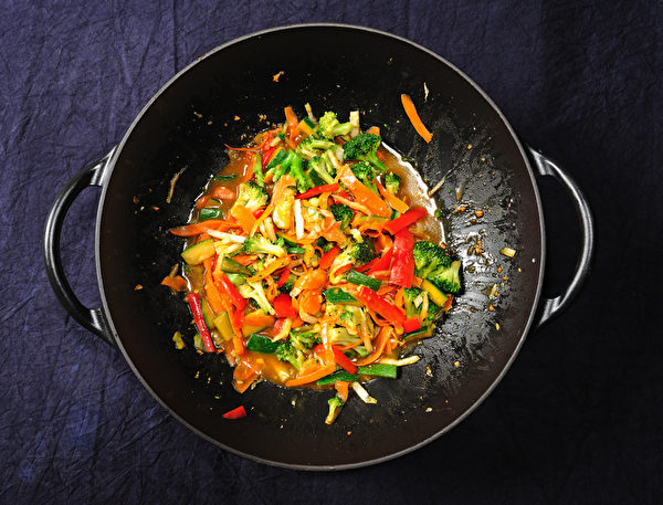 五颜六色的蔬菜中含有丰富的维生素和植物营养素。(Fotolia) 五颜六色的蔬菜中含有丰富的维生素和植物营养素。(Fotolia)