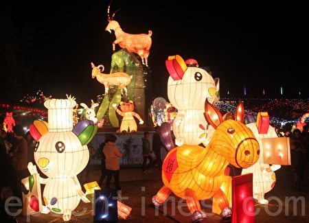 元宵節的燈,是節日的主角,有祭祀、敬神、驅邪、祈求光明之意。(黃淑貞/大紀元)