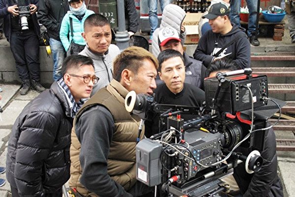 導演葉偉信(左)和甄子丹在拍攝現場。(華映電影提供) 導演葉偉信(左)和甄子丹在拍攝現場。(華映電影提供)