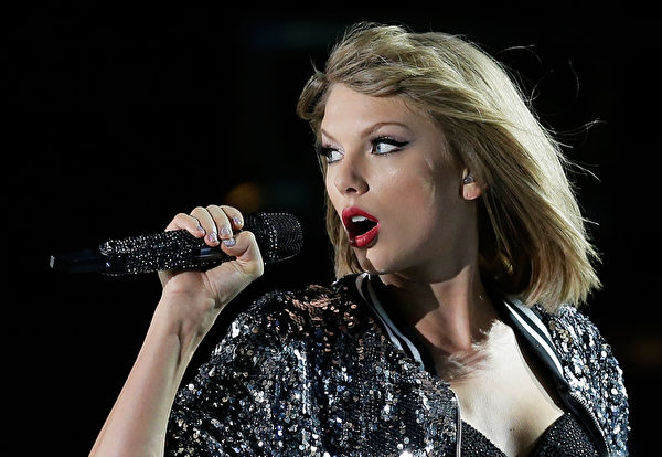 SYDNEY, AUSTRALIA - NOVEMBER 28: Taylor Swift performs during her '1989' World Tour at ANZ Stadium on November 28, 2015 in Sydney, Australia. (Photo by Mark Metcalfe/Getty Images) SYDNEY, AUSTRALIA - NOVEMBER 28: Taylor Swift performs during her '1989' World Tour at ANZ Stadium on November 28, 2015 in Sydney, Australia. (Photo by Mark Metcalfe/Getty Images)
