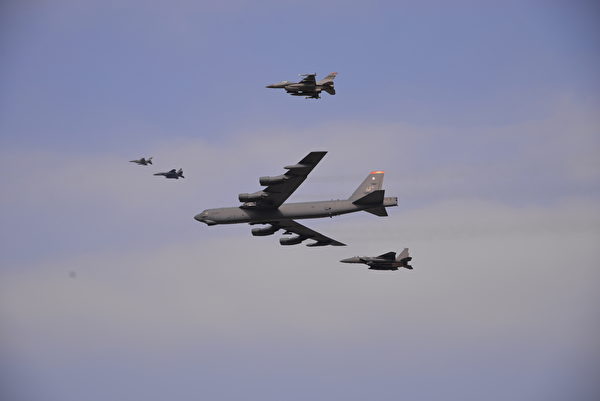 2016年1月，在朝鮮聲稱氫彈試爆後，一架B-52遠程戰略轟炸機在美軍F-16和韓國F-15的護送下，飛過韓國烏山空軍基地。（AFP）