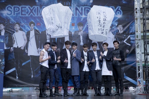 颓为台湾男团SpeXial放天灯。(华纳提供) 颓为台湾男团SpeXial放天灯。(华纳提供)