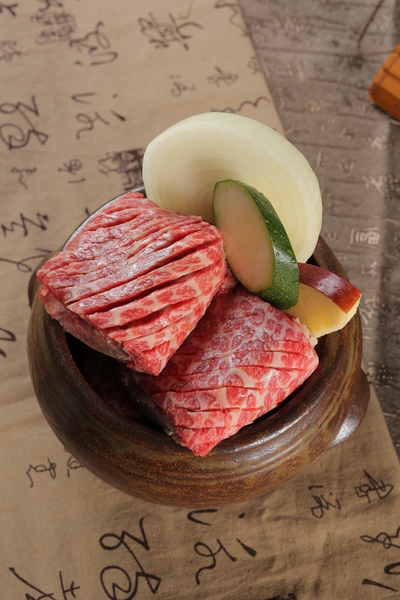 瓷器里腌牛排(张学慧/大纪元) 瓷器里腌牛排(张学慧/大纪元)