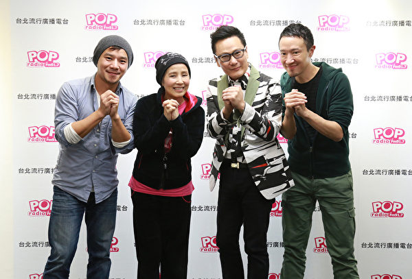圖為DJ丹尼、李明依、張信哲、蔣同慶。(POP RADIO台北流行廣播電台提供) 圖為DJ丹尼、李明依、張信哲、蔣同慶。(POP RADIO台北流行廣播電台提供)
