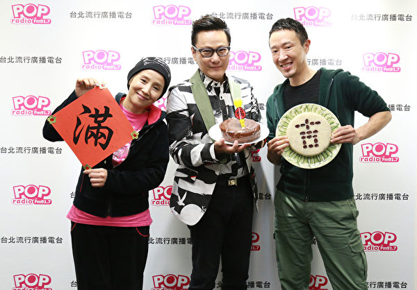 3月26日生日當天唱進台北小巨蛋的張信哲,被主持人李明依(左)與蔣同慶(右)拱加場。(POP RADIO台北流行廣播電台提供) 3月26日生日當天唱進台北小巨蛋的張信哲,被主持人李明依(左)與蔣同慶(右)拱加場。(POP RADIO台北流行廣播電台提供)