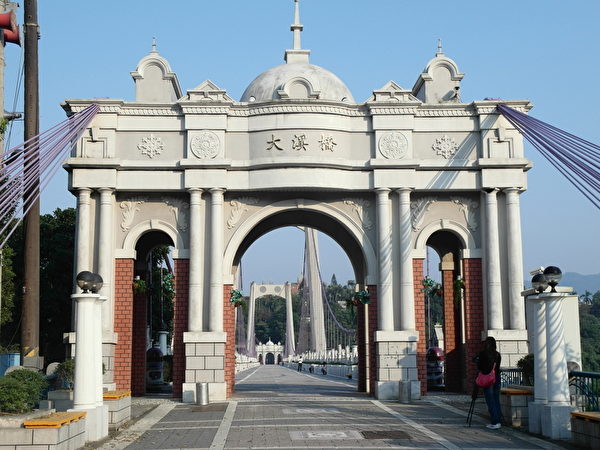 彷若巴洛克时代建筑风格的大溪桥。(图:瑞翊建设提供) 彷若巴洛克时代建筑风格的大溪桥。(图:瑞翊建设提供)