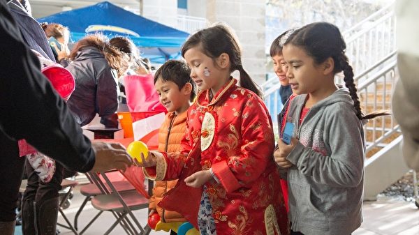 图:虽正赶上罕见狂风暴雨,1月31日,圣地亚哥中华学苑新年庆祝活动风雨无阻,如期举行。(照片由中华学苑David Sprouse提供) 图:虽正赶上罕见狂风暴雨,1月31日,圣地亚哥中华学苑新年庆祝活动风雨无阻,如期举行。(照片由中华学苑David Sprouse提供)