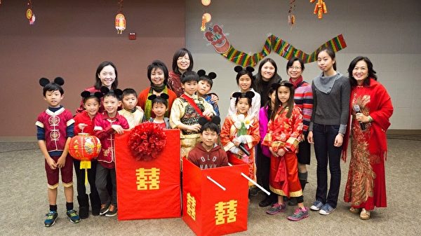 图:虽正赶上罕见狂风暴雨,1月31日,圣地亚哥中华学苑新年庆祝活动风雨无阻,如期举行。图为《老鼠娶亲》表演者和校长孙丽敏(后排左二)合影。右一为主持人廖珮君。(照片由中华学苑David Sprouse提供) 图:虽正赶上罕见狂风暴雨,1月31日,圣地亚哥中华学苑新年庆祝活动风雨无阻,如期举行。图为《老鼠娶亲》表演者和校长孙丽敏(后排左二)合影。右一为主持人廖珮君。(照片由中华学苑David Sprouse提供)