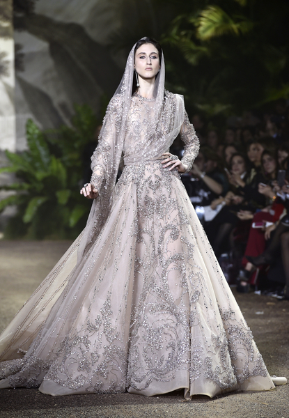 艾利.萨博(Elie Saab)-2016年巴黎春夏高级定制时装周(Pascal Le Segretain/Getty Images) 艾利.萨博(Elie Saab)-2016年巴黎春夏高级定制时装周(Pascal Le Segretain/Getty Images)