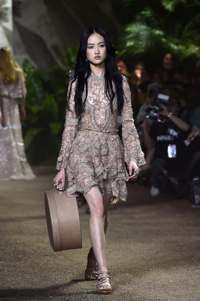 艾利.萨博(Elie Saab)-2016年巴黎春夏高级定制时装周(Pascal Le Segretain/Getty Images) 艾利.萨博(Elie Saab)-2016年巴黎春夏高级定制时装周(Pascal Le Segretain/Getty Images)