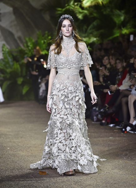 艾利.萨博(Elie Saab)-2016年巴黎春夏高级定制时装周(Pascal Le Segretain/Getty Images) 艾利.萨博(Elie Saab)-2016年巴黎春夏高级定制时装周(Pascal Le Segretain/Getty Images)