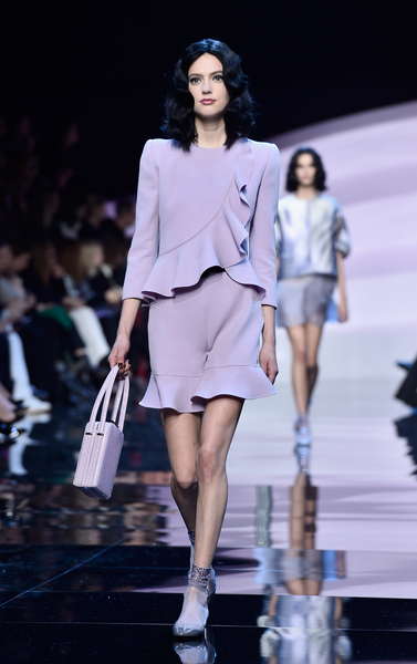 阿玛尼(Armani Privé)-2016年巴黎春夏高级定制时装周(Pascal Le Segretain/Getty Images) 阿玛尼(Armani Privé)-2016年巴黎春夏高级定制时装周(Pascal Le Segretain/Getty Images)